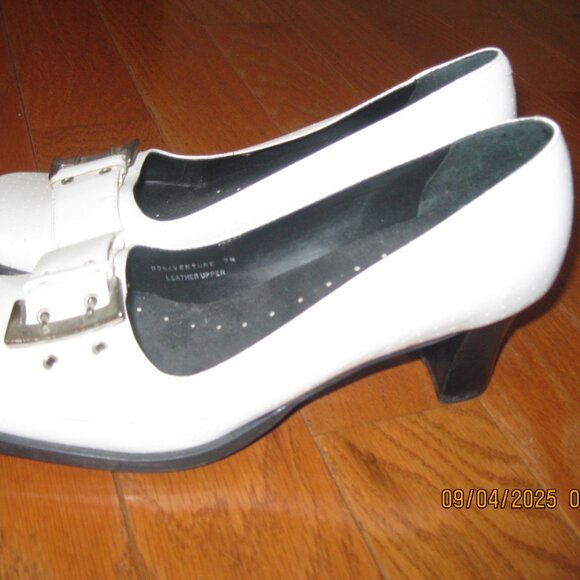 Two Lips Women's Size 7 Saucy White Leather Square Toe heels 2.5" - Picture 4 of 6